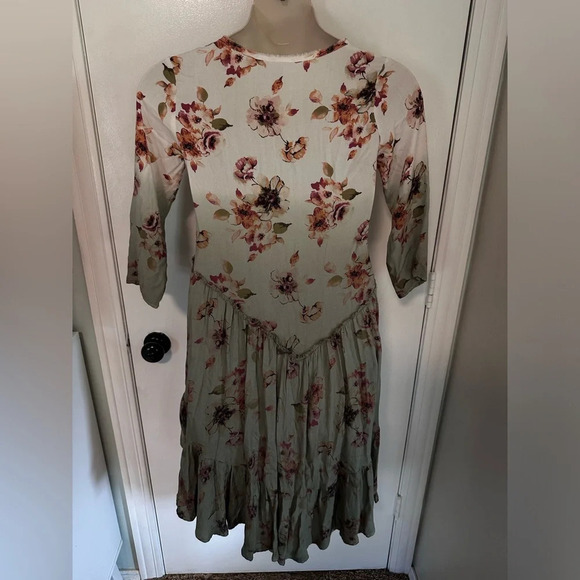 Gimmicks Floral Top high low cut Blouse in Cream Olive  XS BKE size #1283 - Picture 6 of 9